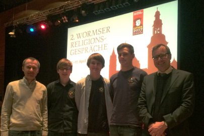 Alex arbeitet, er tut so.