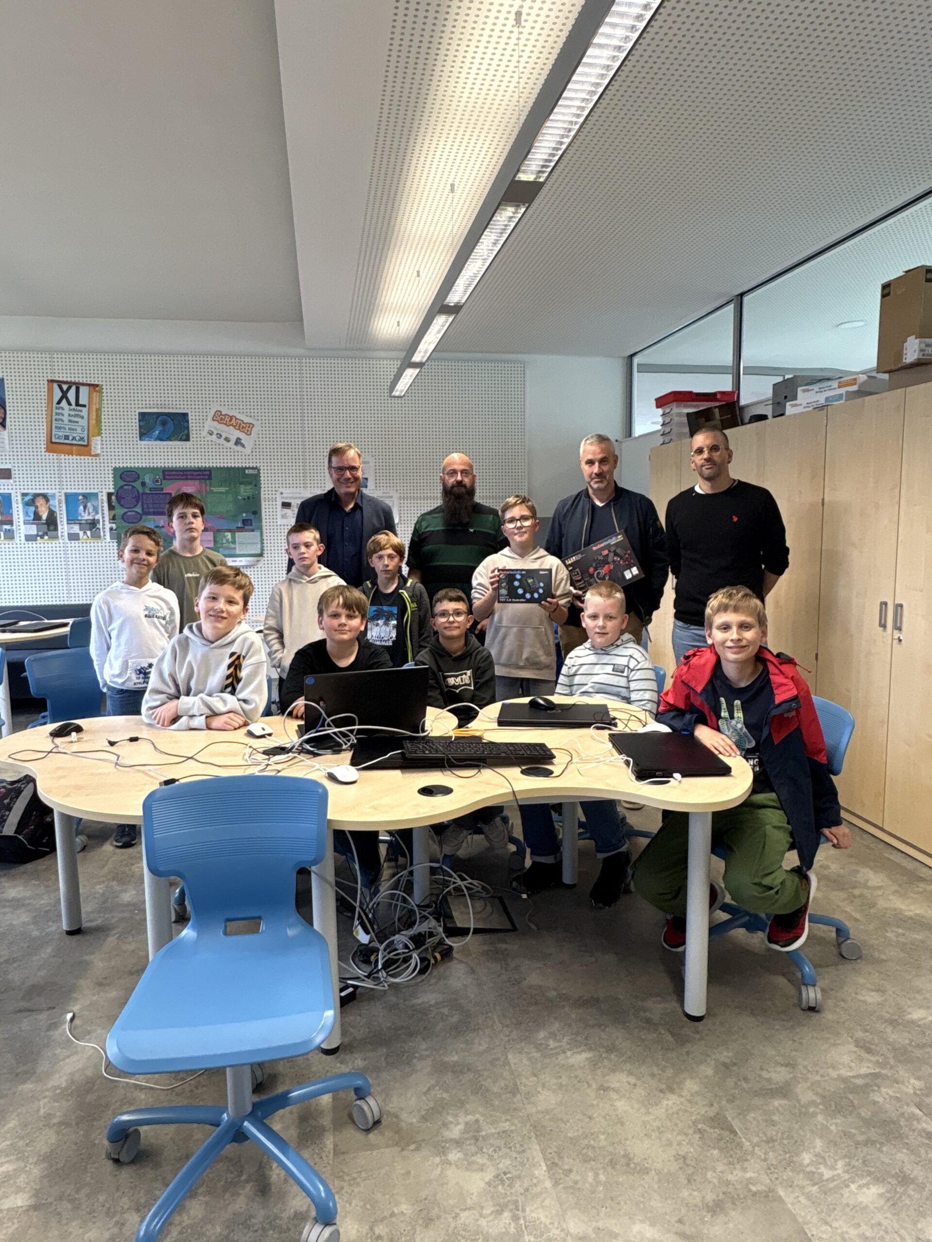 Erster Sponsor für unsere Robotik-Teams: Enoso GmbH unterstützt mit Fischer-Technik-Set